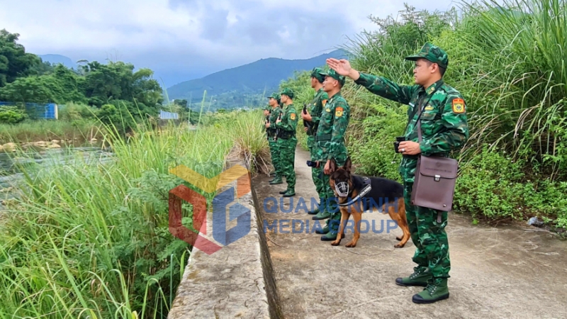 CBCS Đồn Biên phòng cửa khẩu Hoành Mô tuần tra đường biên, cột mốc biên giới (1-2025). Ảnh: PV