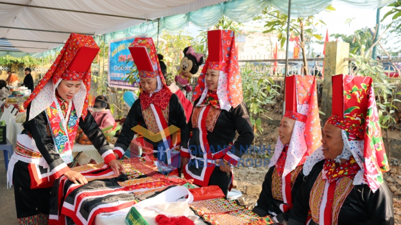 Gian hàng giới thiệu sản phẩm thêu truyền thống của người Dao tại Chợ phiên Quảng Lâm (1-2025). Ảnh: Hữu Việt