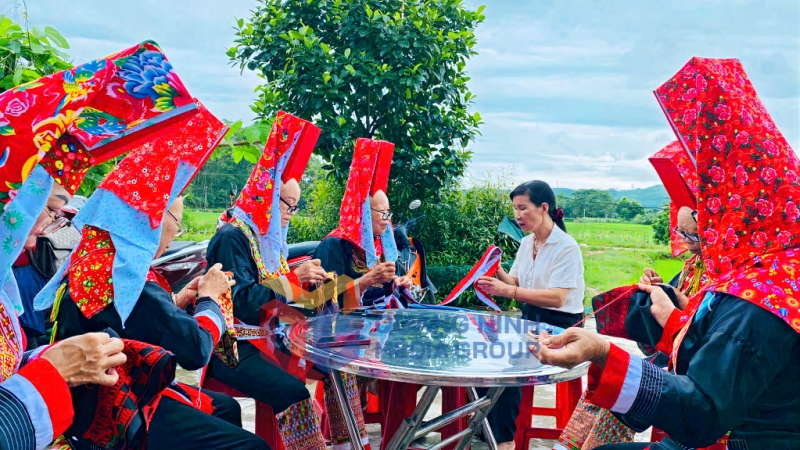 CLB may thêu trang phục truyền thống tại thôn Làng Ngang (xã Quảng An, huyện Đầm Hà) (1-2025). Ảnh: Quế Ninh