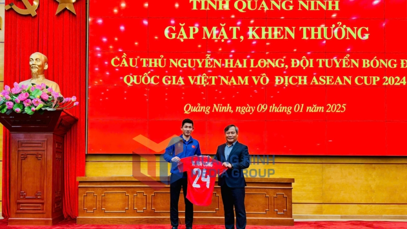 2025-01_Tiền vệ Nguyễn Hai Long tặng chiếc áo đấu cho Bí thư Tỉnh uỷ Quảng Ninh Vũ Đại Thắng. Ảnh: Hà Phong