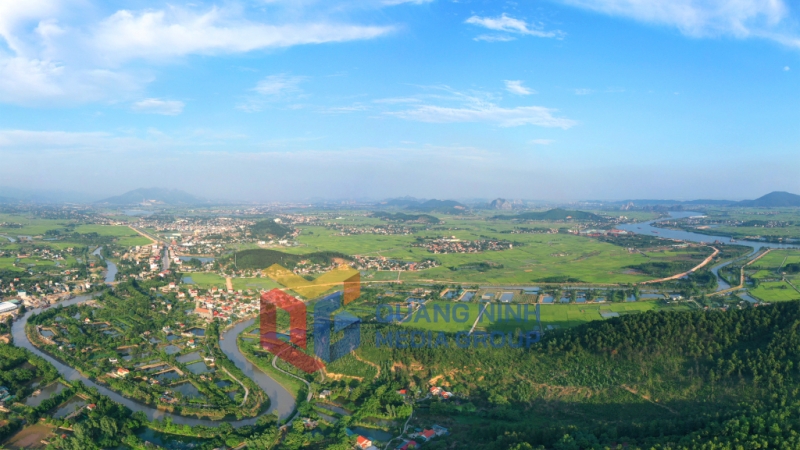 Dòng sông Kinh Thầy trong xanh, hiền hoà chảy qua làng quê Đông Triều (12-2024). Ảnh: Đỗ Giang