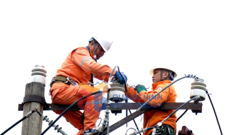 Công nhân Điện lực TP Hạ Long kiểm tra xử lý khiếm khuyết các TBA đảm bảo cấp điện Tết Nguyên đán 2025. Ảnh: Hoàng Nga