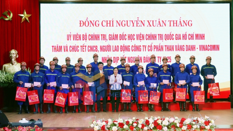 Đoàn ĐBQH tỉnh tặng quà Tết cho người lao động Công ty CP Than Vàng Danh – Vinacomin (1-2025). Ảnh Nguyễn Thanh