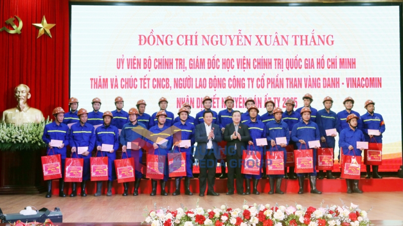 Đoàn ĐBQH tỉnh tặng quà Tết cho người lao động Công ty CP Than Vàng Danh – Vinacomin (1-2025). Ảnh Nguyễn Thanh