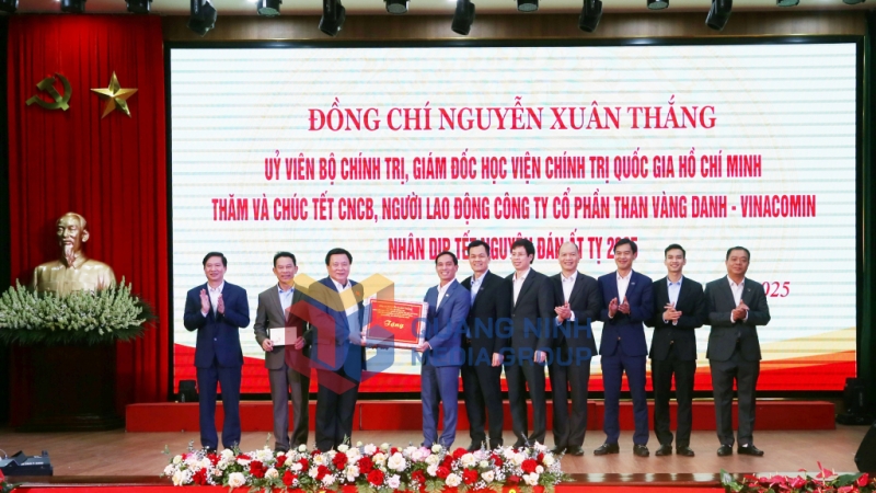 Đồng chí Nguyễn Xuân Thắng, Ủy viên Bộ Chính trị, Giám đốc Học viện Chính trị Quốc gia Hồ Chí Minh, Chủ tịch Hội đồng Lý luận Trung ương, Đại biểu Quốc hội tỉnh Quảng Ninh tặng quà chúc Tết tập thể cán bộ, người lao động Công ty CP Than Vàng Danh – Vinacomin (1-2025). Ảnh Nguyễn Thanh
