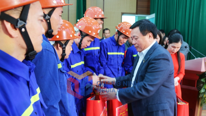 Đồng chí Nguyễn Xuân Thắng, Ủy viên Bộ Chính trị, Giám đốc Học viện Chính trị Quốc gia Hồ Chí Minh, Chủ tịch Hội đồng Lý luận Trung ương, ĐBQH tỉnh tặng quà Tết cho người lao động Công ty CP Than Vàng Danh – Vinacomin (1-2025). Ảnh Nguyễn Thanh