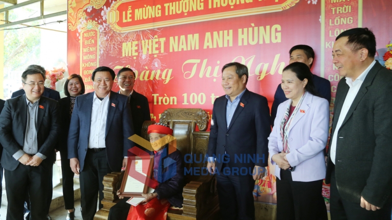 Đồng chí Nguyễn Xuân Thắng, Ủy viên Bộ Chính trị, Giám đốc Học viện Chính trị Quốc gia Hồ Chí Minh, Chủ tịch Hội đồng Lý luận Trung ương, Đại biểu Quốc hội tỉnh Quảng Ninh trao thiệp mừng thọ của Chủ tịch nước cho Mẹ Việt Nam Anh hùng Hoàng Thị Nghi (1-2025). Ảnh Nguyễn Thanh