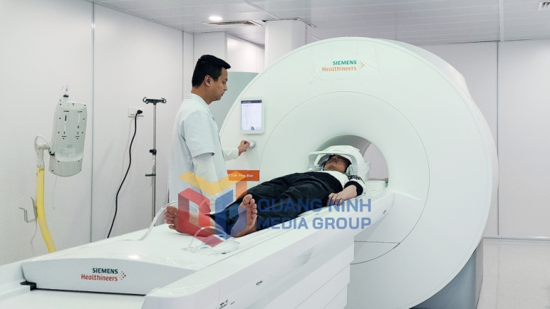 Nhân viên Trung tâm Y tế huyện Tiên Yên thực hiện chụp cộng hưởng từ (MRI) cho người bệnh (1-2025). Ảnh: Nguyễn Hoa