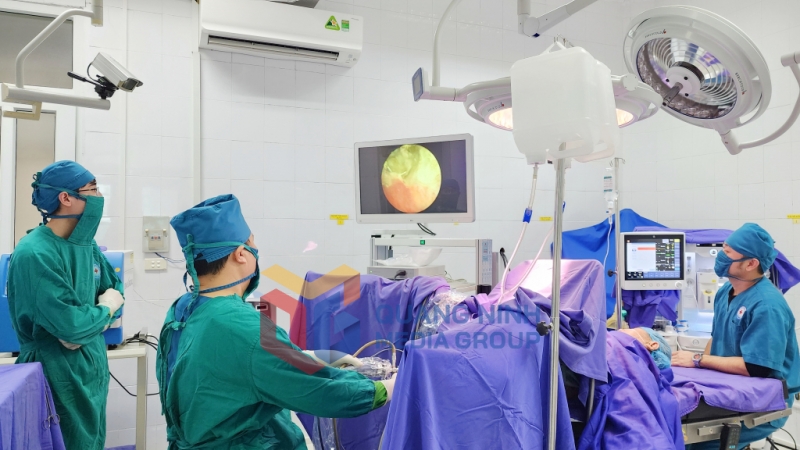 Bác sĩ Trung tâm Y tế huyện Vân Đồn thực hiện ca mổ nội soi cắt, đốt u xơ tuyến tiền liệt bằng laser cho người bệnh (1-2025). Ảnh: Nguyễn Hoa