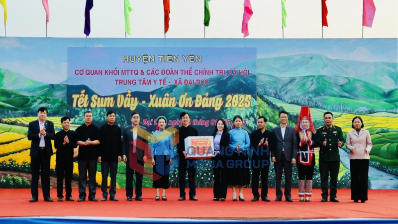... và tặng quà Tết cho Đảng bộ, chính quyền, nhân dân xã Đại Đực(1-2025). Ảnh: Thu Chung