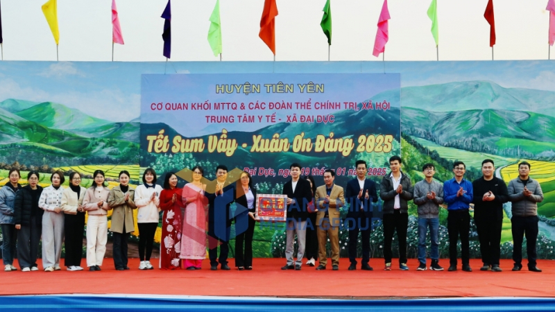 Đồng chí cũng tặng quà Tết cho Trung tâm Y tế huyện(1-2025). Ảnh: Thu Chung