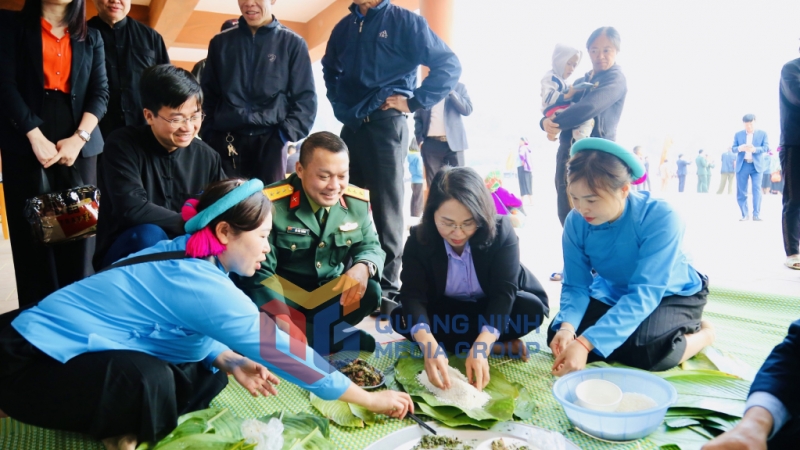 Đồng chí Trịnh Thị Minh Thanh, Phó Bí thư Thường trực Tỉnh ủy, Chủ tịch HĐND tỉnh tham dự chương trình Tết sum vầy – Xuân ơn Đảng 2025 với bà con nhân dân xã Đại Dực(1-2025). Ảnh: Thu Chung