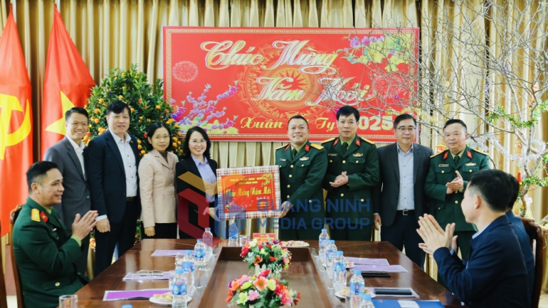 Đồng chí Phó Bí thư Thường trực Tỉnh ủy, Chủ tịch HĐND tỉnh đã đến thăm, chúc Tết và tặng quà động viên cán bộ, chiến sĩ Ban Chỉ huy Quân sự huyện Tiên Yên (1-2025). Ảnh: Thu Chung
