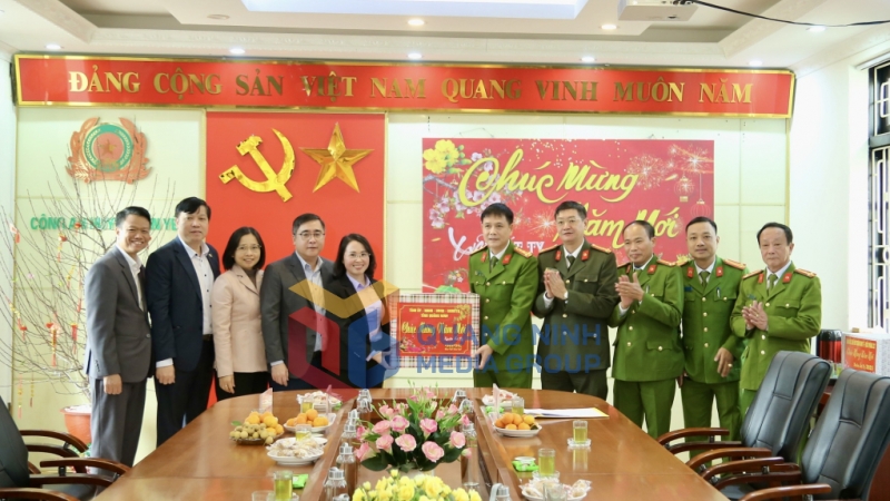 Đồng chí Trịnh Thị Minh Thanh, Phó Bí thư Thường trực Tỉnh ủy, Chủ tịch HĐND tỉnh đến thăm, chúc Tết và tặng quà động viên cán bộ, chiến sĩ Công an huyện Tiên Yên (1-2025). Ảnh: Thu Chung