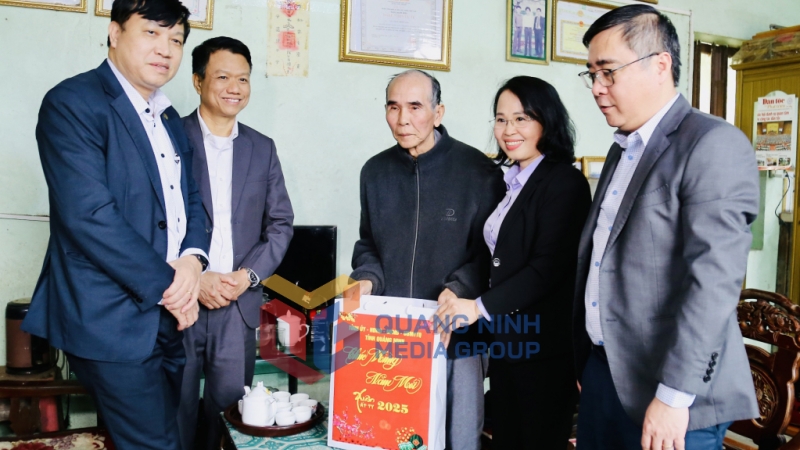 Thăm, tặng quà Tết cho Nghệ nhân ưu tú Lỷ Minh Sáng tại xã Đại Dực(1-2025). Ảnh: Thu Chung
