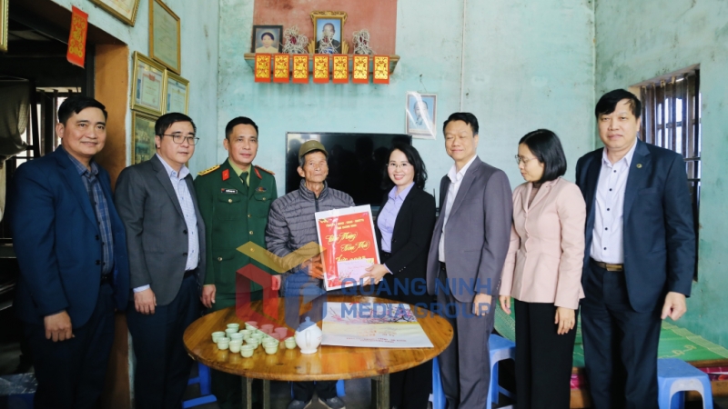 Đồng chí Phó Bí thư Thường trực Tỉnh ủy, Chủ tịch HĐND tỉnh đến thăm, tặng quà Tết cho ông Trần Văn Lâm, thương binh hạng 4/4 tại thôn Đình Đồng, xã Phong Dụ (1-2025). Ảnh: Thu Chung