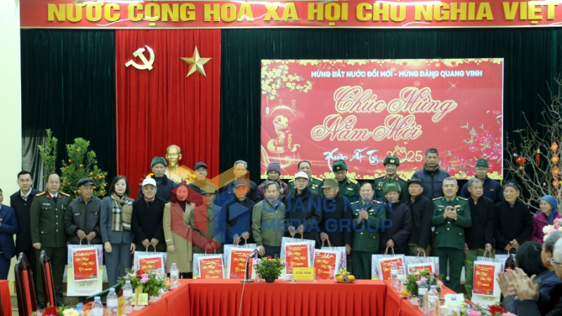 Đoàn công tác của tỉnh tặng quà cho các gia đình chính sách trên địa bàn huyện Bình Liêu (1-2025). Ảnh: Thu Chung