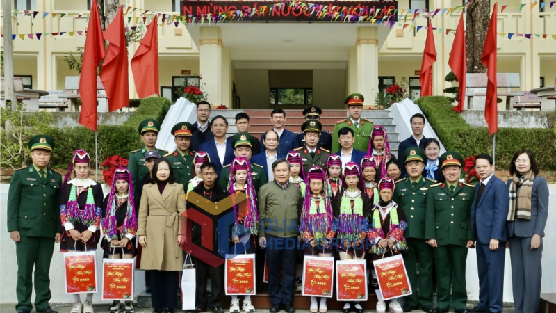 Đồng chí Bí thư Tỉnh ủy cùng đoàn công tác của tỉnh chụp ảnh lưu niệm với cán bộ, chiến sĩ và nhân dân trên địa bàn huyện Hải Hà (1-2025). Ảnh: Thu Chung