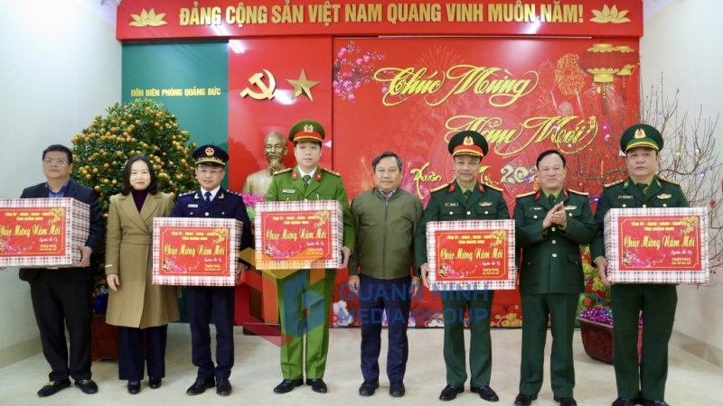 Đồng chí Bí thư Tỉnh ủy cùng đồng chí Phó Chủ tịch Thường trực HĐND tỉnh, đồng chí Chỉ huy trưởng Bộ Chỉ huy Quân sự tỉnh tặng quà cho các cán bộ, chiến sĩ của các lực lượng (1-2025). Ảnh: Thu Chung