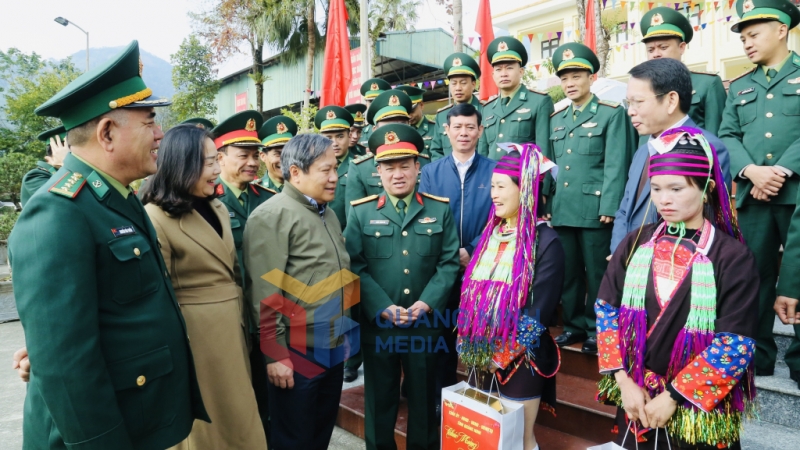 Đồng chí Bí thư Tỉnh ủy ân cần thăm hỏi, trò chuyện với bà con nhân dân huyện Hải Hà (1-2025). Ảnh: Thu Chung