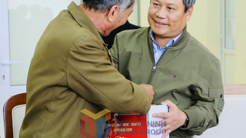 Đồng chí Bí thư Tỉnh ủy tặng quà cho các hộ gia đình chính sách trên địa bàn TP Móng Cái (1-2025). Ảnh: Thu Chung