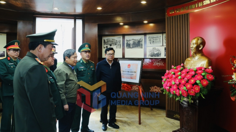 Đồng chí Bí thư Tỉnh ủy cùng đoàn công tác đến thăm Nhà lưu niệm Bác Hồ tại cửa khẩu quốc tế Móng Cái (1-2025). Ảnh: Thu Chung