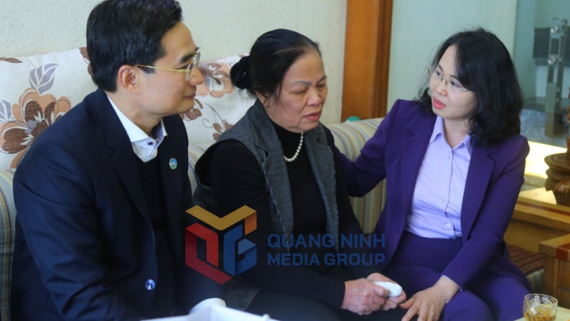 Đồng chí Trịnh Thị Minh Thanh, Phó Bí thư Thường trực Tỉnh ủy, Chủ tịch HĐND tỉnh chia sẻ, động viên với những cống hiến, mất mát của bà Nguyễn Thị Hoa, vợ liệt sĩ, khu 6A, phường Cẩm Trung, TP Cẩm Phả (1-2025). Ảnh: Nguyễn Thanh