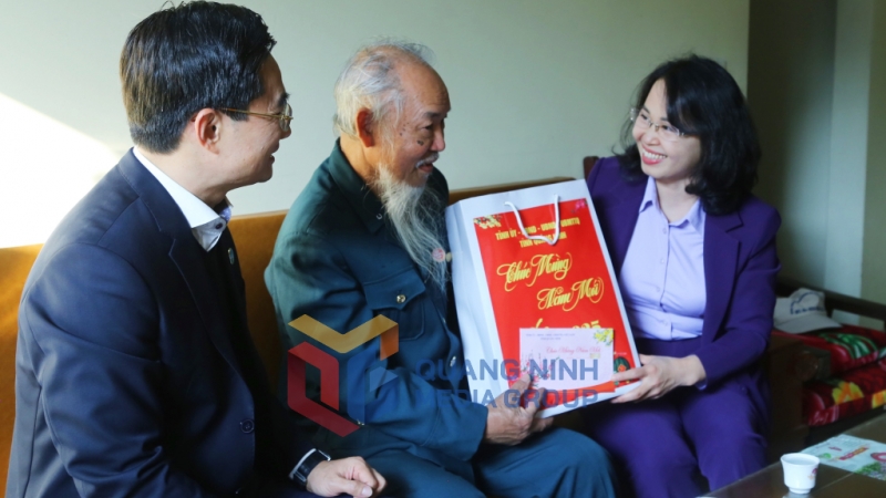 Đồng chí Trịnh Thị Minh Thanh, Phó Bí thư Thường trực Tỉnh ủy, Chủ tịch HĐND tỉnh tặng quà, chúc Tết ông Quách Công Uẩn, thương binh hạng 2/4, người nhiễm chất độc hóa học, khu 5A, phường Cẩm Trung, TP Cẩm Phả (1-2025). Ảnh: Nguyễn Thanh
