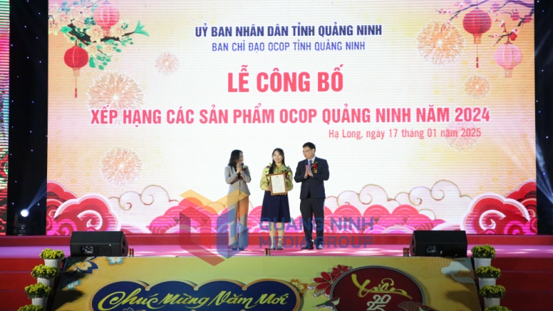 2025-01_Hội chợ OCOP Quảng Ninh - Xuân 2025 - Ban tổ chức trao chứng nhận cho các sản phẩm đạt sao. Ảnh: Minh Đức