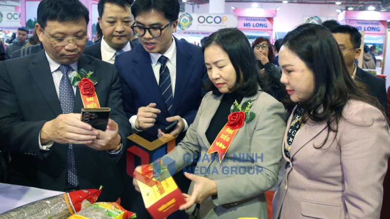 2025-01_Hội chợ OCOP Quảng Ninh - Xuân 2025 - Đại biểu tham quan các gian hàng tại Hội chợ. Ảnh: Minh Đức