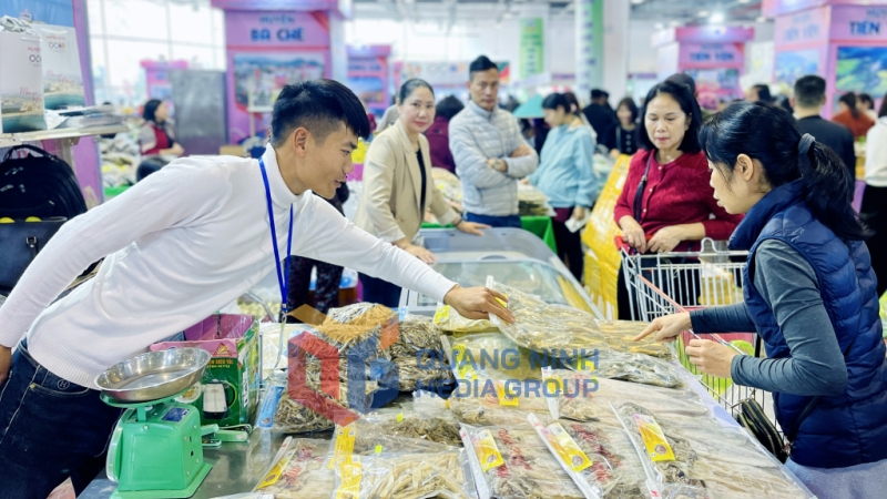 2025-01_Hội chợ OCOP Quảng Ninh - Xuân 2025 - Người dân mua sắm sôi động tại Hội chợ. Ảnh: Minh Đức.