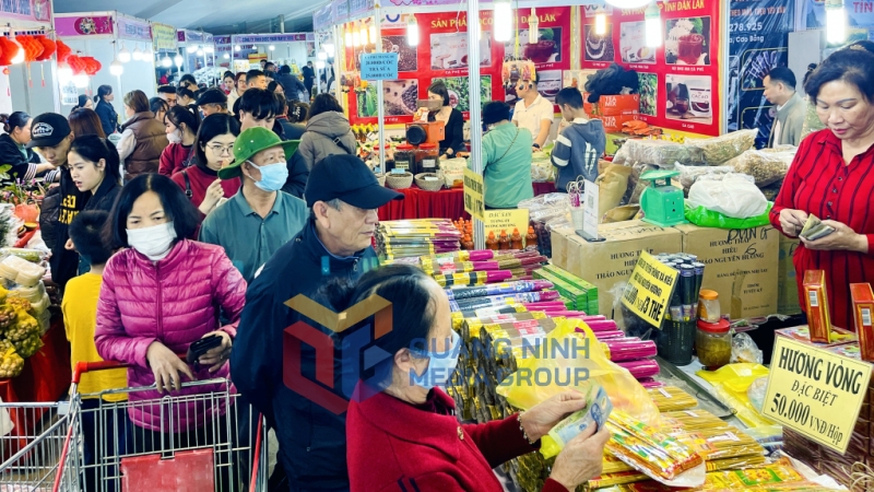 2025-01_Hội chợ OCOP Quảng Ninh - Xuân 2025 - Người dân mua sắm sôi động tại Hội chợ. Ảnh: Minh Đức