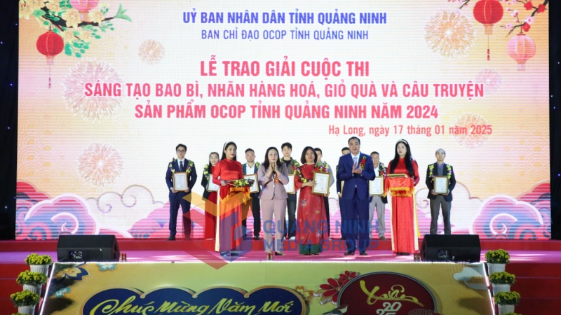 2025-01_Hội chợ OCOP Quảng Ninh - Xuân 2025 - trao giải cho các tác phẩm đạt giải Cuộc thi sáng tạo bao bì, nhãn mác hàng hóa, giỏ quà và câu chuyện sản phẩm OCOP tỉnh Quảng Ninh. Ảnh: Minh Đức