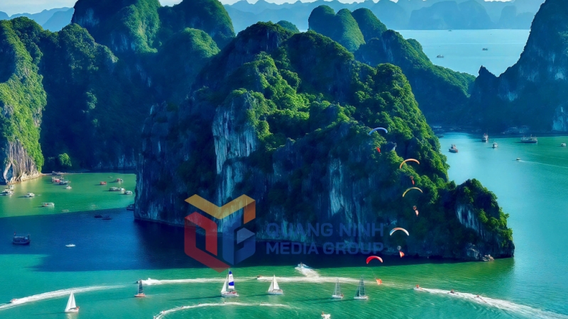 2024-03_Các thuyền đua diễu hành trong lòng Vịnh Hạ Long. Ảnh: Đỗ Phương