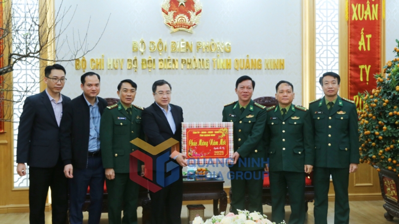 Đồng chí Đặng Xuân Phương, Phó Bí thư Tỉnh ủy, Trưởng Đoàn ĐBQH tỉnh tặng quà, chúc Tết cán bộ, chiến sĩ Bộ Chỉ huy Bộ đội Biên phòng tỉnh (1-2025). Ảnh: Nguyễn Thanh