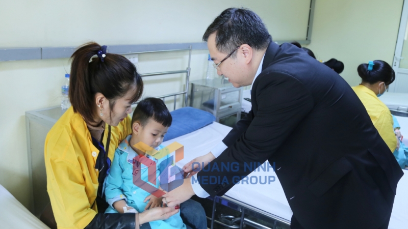 Đồng chí Đặng Xuân Phương, Phó Bí thư Tỉnh ủy, Trưởng Đoàn ĐBQH tỉnh tặng quà Tết cho bệnh nhi điều trị tại Bệnh viện Việt Nam - Thụy Điển Uông Bí (1-2025). Ảnh: Nguyễn Thanh