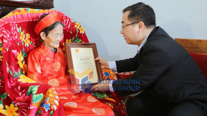 Đồng chí Đặng Xuân Phương, Phó Bí thư Tỉnh ủy, Trưởng Đoàn ĐBQH tỉnh trao thiếp mừng thọ của Chủ tịch nước cho cụ Nguyễn Thị Chôi, khu Dốc Đỏ, phường Phương Đông, TP Uông Bí tròn 100 tuổi (1-2025). Ảnh: Nguyễn Thanh
