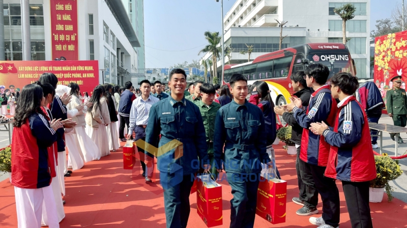 2025-01_Niềm vui của các quân nhân trở về địa phương sau 2 năm được phục vụ trong môi trường quân đội. Ảnh: PV