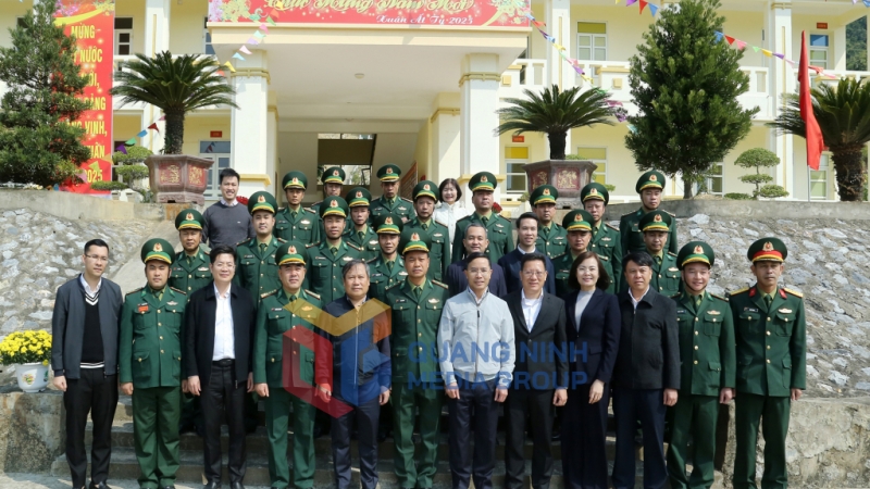 Đoàn công tác chụp ảnh lưu niệm với cán bộ, chiến sĩ đảo Trần (1-2025). Ảnh: Thu Chung