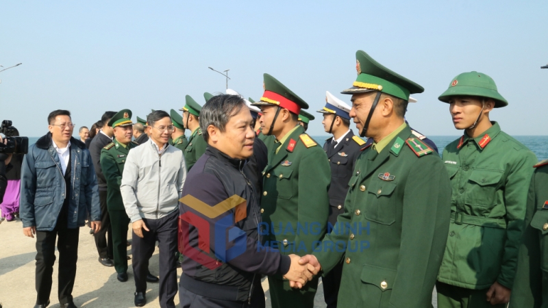 Đồng chí Vũ Đại Thắng, Ủy viên Trung ương Đảng, Bí thư Tỉnh ủy cùng đồng chí Phạm Đức Ấn, Phó Bí thư Tỉnh ủy, Chủ tịch UBND tỉnh và đoàn công tác đến thăm cán bộ, chiến sĩ và nhân dân đảo Trần (huyện Cô Tô) (1-2025). Ảnh: Thu Chung
