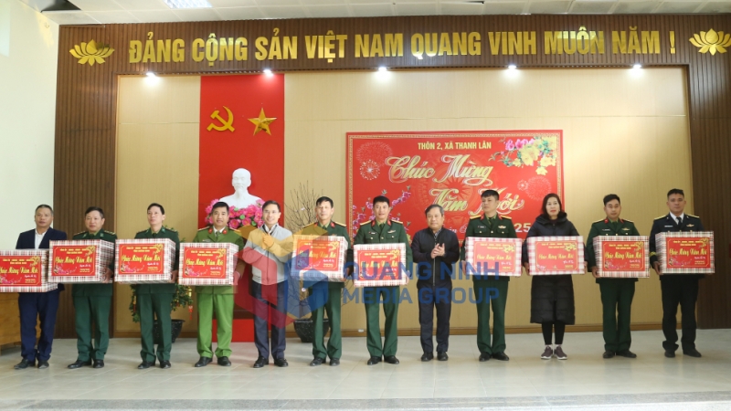 Đồng chí Bí thư Tỉnh ủy và đồng chí Chủ tịch UBND tỉnh tặng quà cho các lực lượng vũ trang trên huyện đảo Cô Tô và đảo Thanh Lân (1-2025). Ảnh: Thu Chung