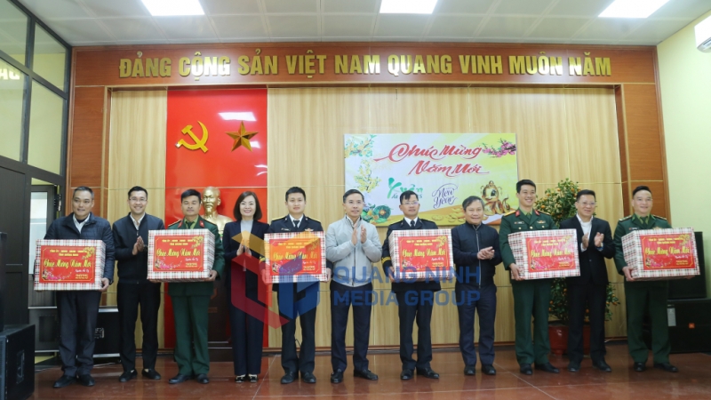 Đồng chí Bí thư Tỉnh ủy cùng đoàn công tác chúc Tết và tặng quà cho cán bộ, chiến sĩ Đồn Biên phòng Đảo Trần, Tiểu đoàn Bộ đội đảo Trần, Tiểu đoàn công binh 131, Tiểu đoàn công binh 313, Trạm Hải Đăng đảo Trần, Trạm Radar Hải quân (1-2025). Ảnh: Thu Chung