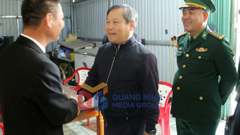 Đồng chí Bí thư Tỉnh ủy đến thăm, trò chuyện với bí thư chi bộ, trưởng thôn đảo Trần (1-2025). Ảnh: Thu Chung