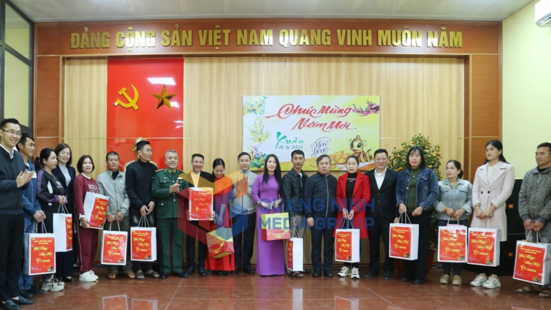 Đoàn công tác của tỉnh trao quà Tết cho các hộ dân trên đảo Trần (1-2025). Ảnh: Thu Chung