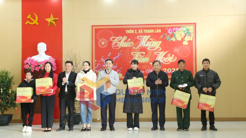 Đoàn công tác trao quà Tết cho một số hộ dân tiêu biểu trên xã đảo Thanh Lân (1-2025). Ảnh: Thu Chung