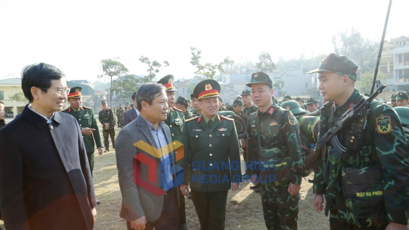 Đồng chí Bí thư Tỉnh ủy động viên cán bộ, chiến sỹ Bộ Chỉ huy Quân sự tỉnh làm nhiệm vụ trong dịp Tết (1-2025). Ảnh: Thu Chung