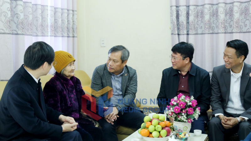 Đồng chí Vũ Đại Thắng, Bí thư Tỉnh ủy ân cần trò chuyện, hỏi thăm sức khỏe Mẹ Việt Nam anh hùng Nguyễn Thị Thuộc, phường Hà Phong, TP Hạ Long (1-2025). Ảnh: Thu Chung