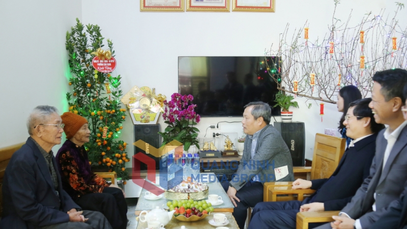 Đồng chí Bí thư Tỉnh ủy đến thăm, tặng quà Mẹ Việt Nam anh hùng Nguyễn Thị Thực, phường Cao Xanh, TP Hạ Long (1-2025). Ảnh: Thu Chung