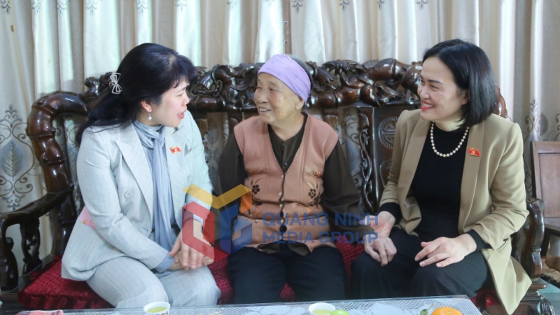 Các Đại biểu Quốc hội tỉnh thăm, động viên Mẹ Việt Nam anh hùng Phạm Thị Chuyên, khu Đại Đán, phường Đại Yên, TP Hạ Long (1-2025). Ảnh: Nguyễn Thanh