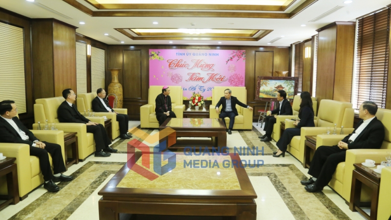 Đồng chí Vũ Đại Thắng, Ủy viên Trung ương Đảng, Bí thư Tỉnh ủy, tiếp Tòa Giám mục Hải Phòng đến thăm và chúc Tết  (1-2025). Ảnh: Thu Chung
